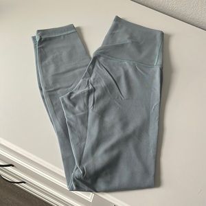 Lululemon aligns size 4